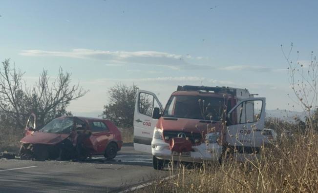 Двама души загинаха при челен сблъсък на пътя Бургас - Айтос, движението е спряно