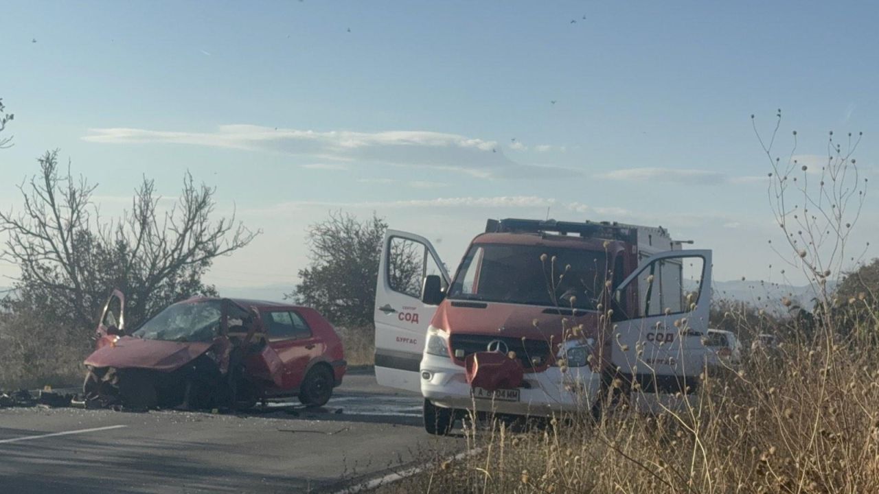 Двама души загинаха при челен сблъсък на пътя Бургас - Айтос, движението е спряно
