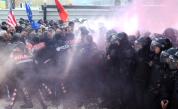 Протести, сблъсъци и десетки ранени в Албания