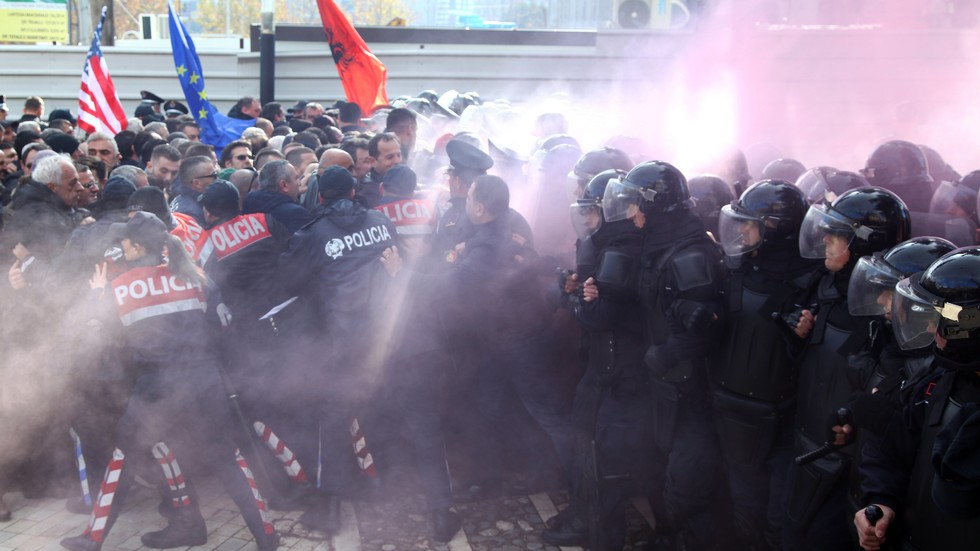 Протести, сблъсъци и десетки ранени в Албания