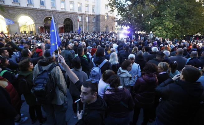 Протест срещу Румен Радев в центъра на София