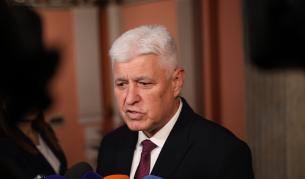 Министърът на отбраната Димитър Стоянов дава изявление пред медиите