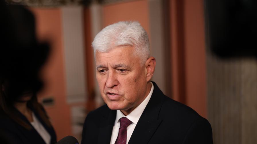 Министърът на отбраната Димитър Стоянов дава изявление пред медиите