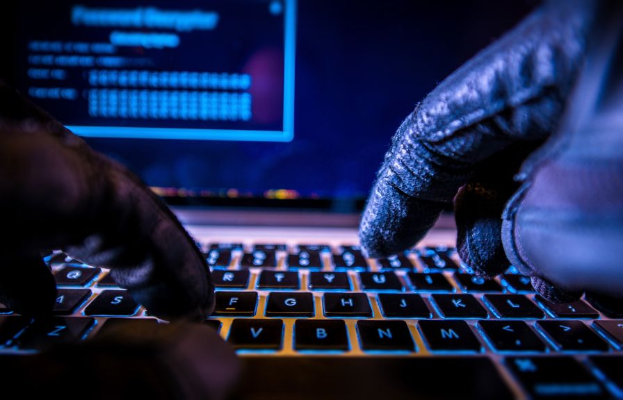 Хакери атакуват на вълни: Милиони опити за пробив след откритите с AI уязвимости, засегнати са 1,5 млн. сървъра