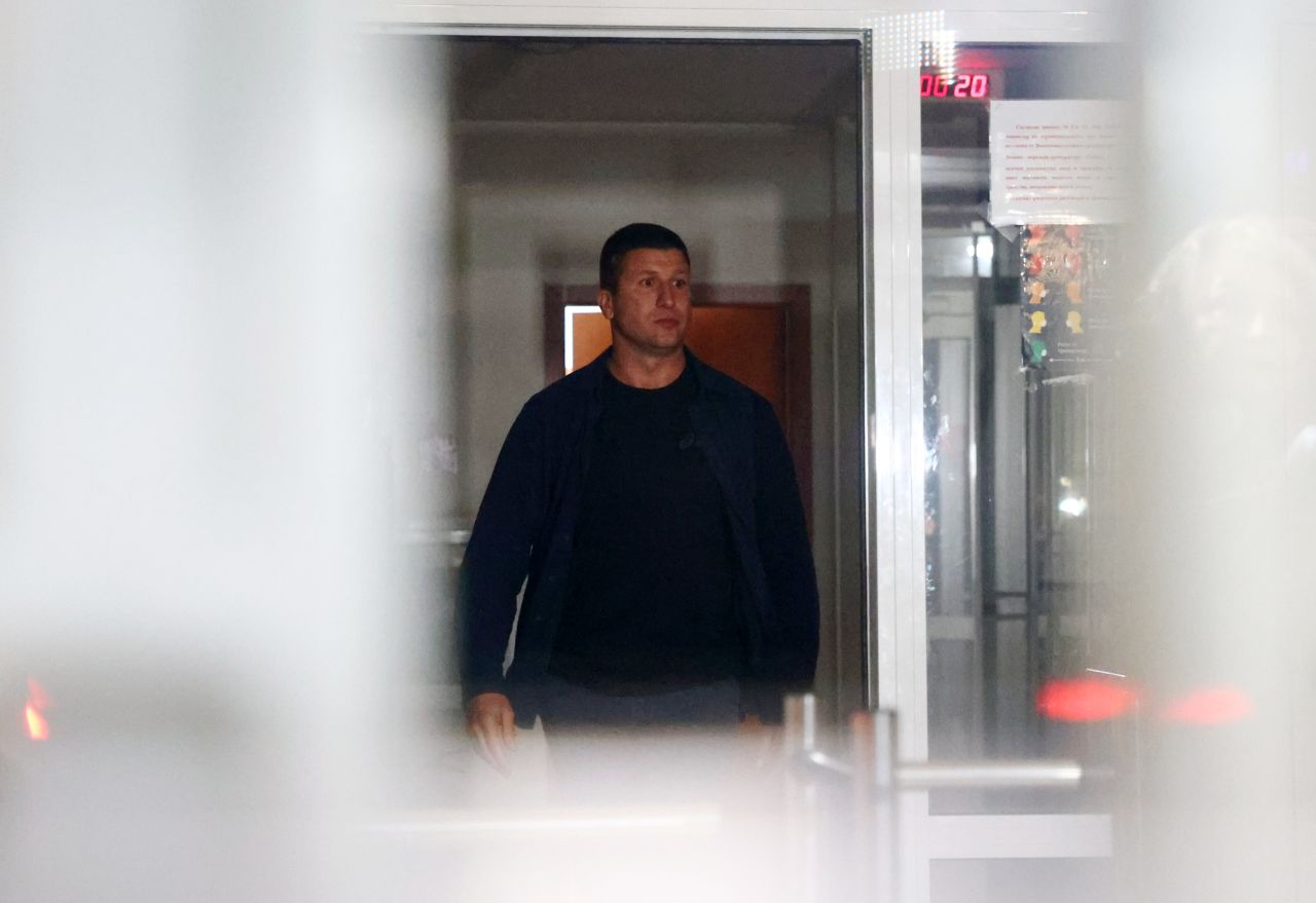 <p>Служителят на НСО бе изведен с белезници от Военно-окръжната прокуратура в София, където бе доведен за разпит и даване на показания по разследването.</p>