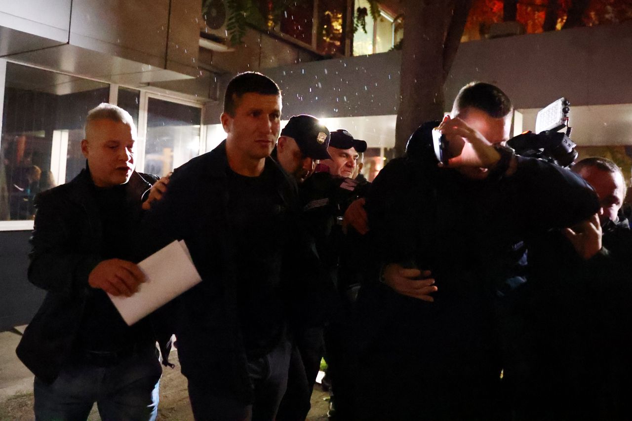 <p>Служителят на НСО бе изведен с белезници от Военно-окръжната прокуратура в София, където бе доведен за разпит и даване на показания по разследването.</p>