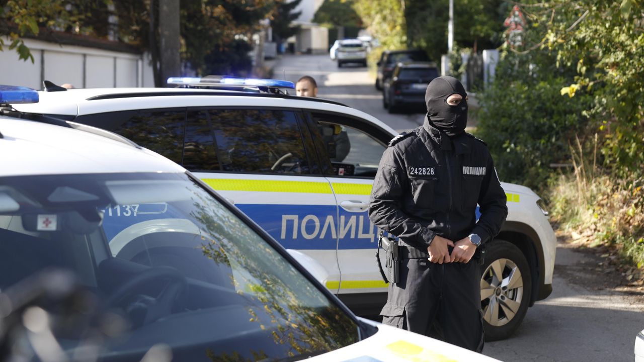 <p>Криминалисти и спешни екипи на мястото на убийството на бизнесмена и бивш евродепутат Слави Бинев, който бе застрелян в дома си в кв. &bdquo;Павлово&ldquo; след битов конфликт.</p>