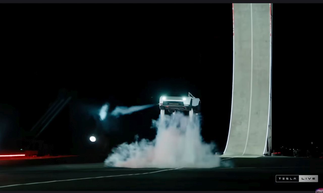 Tesla показа „летяща“ кола, но кога наистина ще имаме такава в гаража си