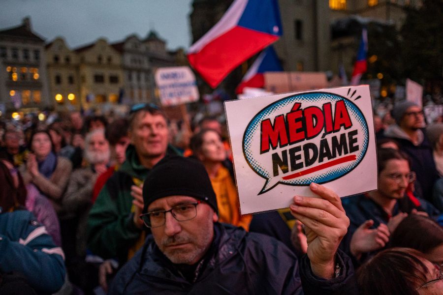 <p>Протестиращи опитаха да нахлуят в парламента в Чехия.</p>