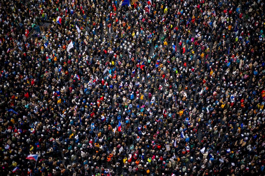 <p>Протестиращи опитаха да нахлуят в парламента в Чехия.</p>