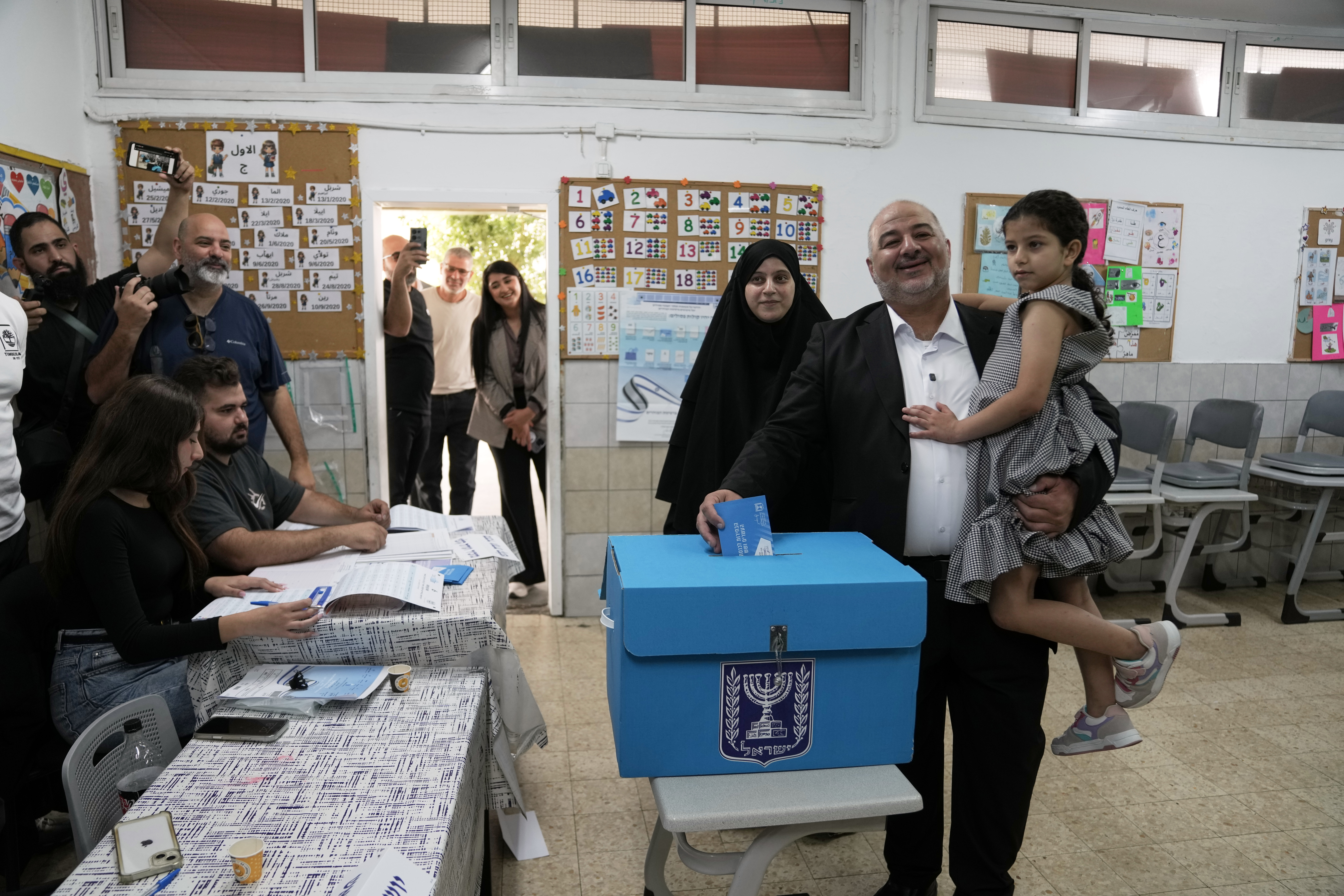 <p>Изборният ден в Израел в снимки: от домашни любимци до пенсионери, бъдещи майки и малки деца пред урните.</p>