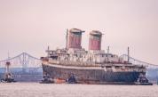 Легендарният лайнер SS United States поема към дъното на океана