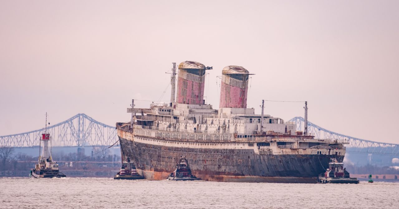 Легендарният лайнер SS United States поема към дъното на океана