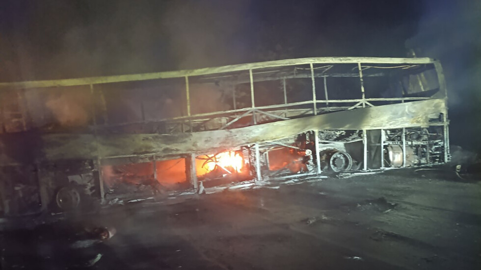 Тежка катастрофа на пътя Русе - София: Автобус с пътници и два камиона се запалиха, двама са загинали