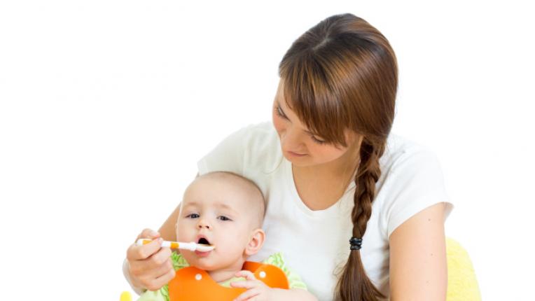 бебе дете храна хранене майка майчинство