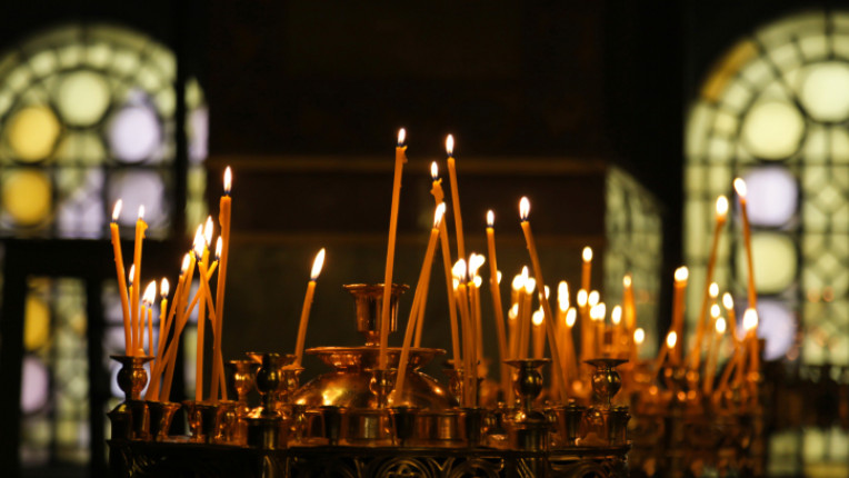 църква вяра свещи молитва