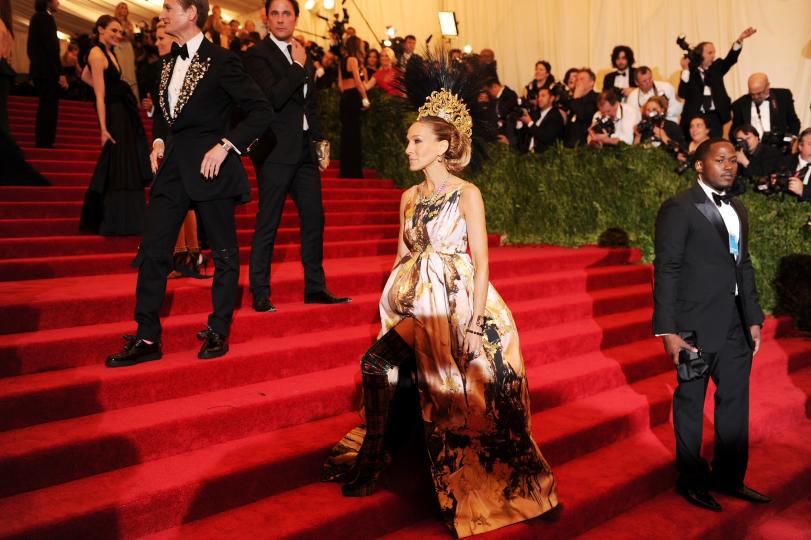 САРА ДЖЕСИКА ПАРКЪР.
Всяка година събитието "Met Ball" събира едни от най-актуалните световни знаменитости в нюйоркския музей "Метрополитън". Тази година поводът е откриването на изложбата "PUNK: Chaos to Couture", която ще остане в музея до 14 август 2013 г. Официален домакин на "Met Ball" е списание "Вог" и неговата главна редакторка Ана Уинтур.