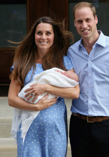 <p>Първите снимки на детето на принц Уилям и Кейт - Джордж Алекзандър Луис. Бъдещият крал на Англия се роди в понеделник - 22 юли в болница Сейнт Мери (където е роден и баща му - принц Уилям)</p>