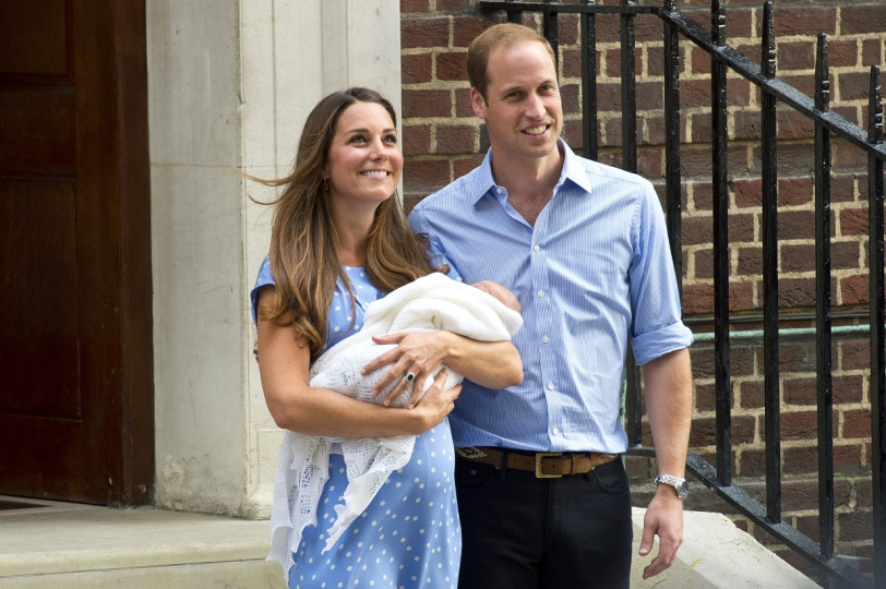 Първите снимки на детето на принц Уилям и Кейт - Джордж Алекзандър Луис. Бъдещият крал на Англия се роди в понеделник - 22 юли в болница Сейнт Мери (където е роден и баща му - принц Уилям)