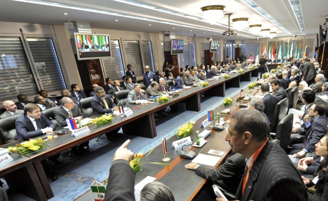 ОПЕК запазва сегашния добив на петрол до май