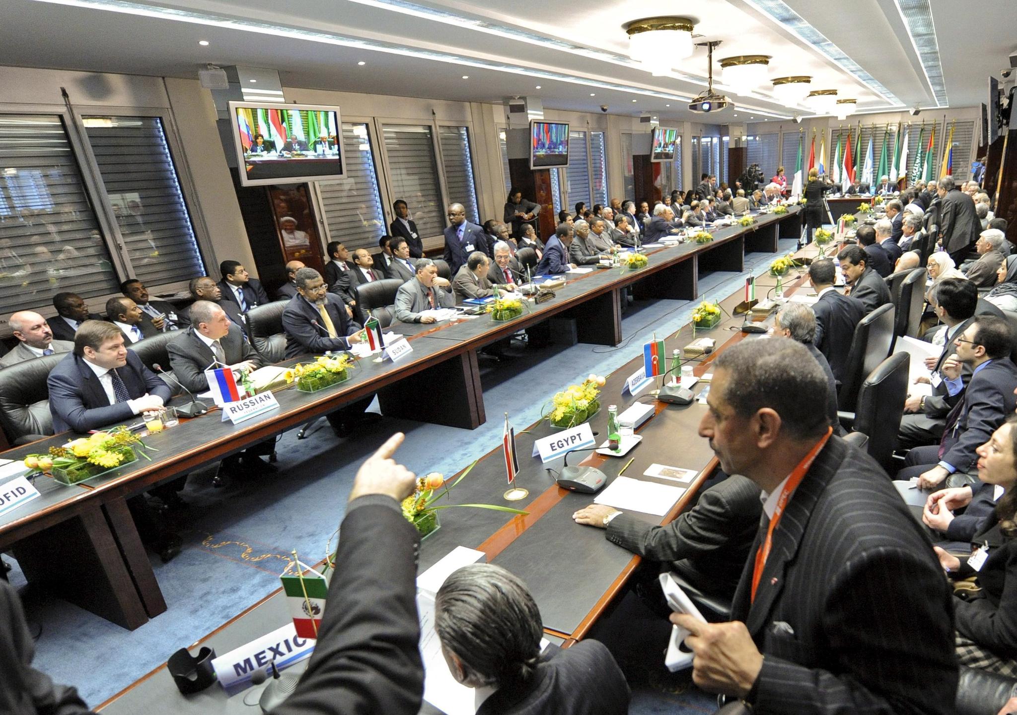 ОПЕК запазва сегашния добив на петрол до май