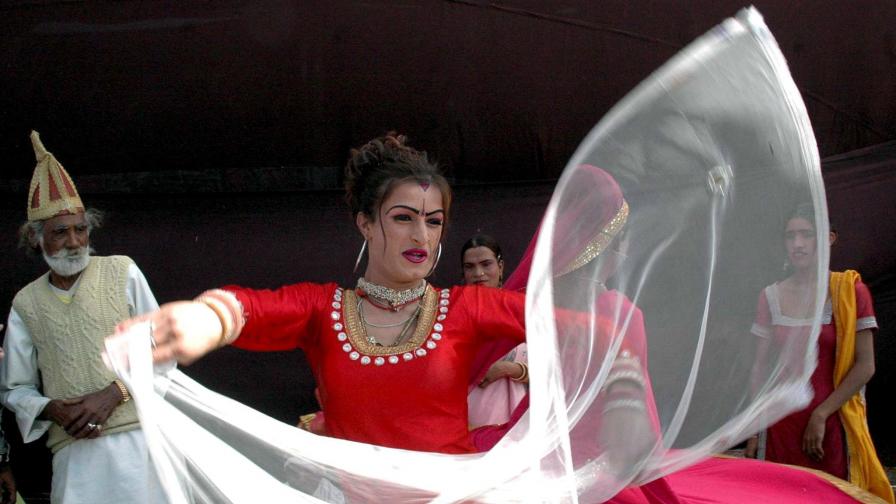 Индийски евнух танцува на фестивал в страната.