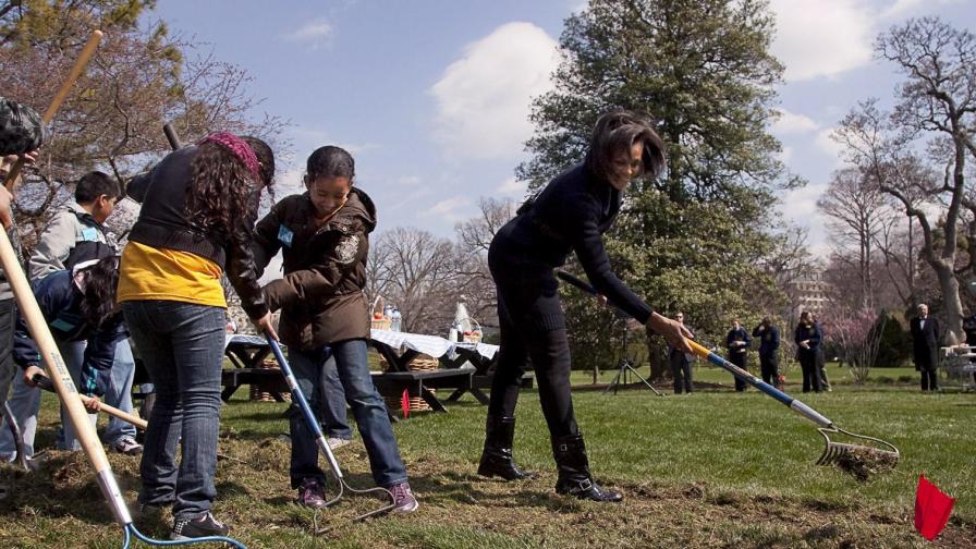Мишел Обама и ученици подготвят терена за зеленчуковата градина.