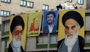 Аятолах Али Хаменей отговори на Обама с унищожителна реч в най-голямата светиня в страната.