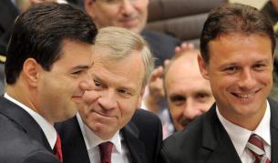 Албанският външен министър Лулзим Баша, генералният секретар на НАТО Яп де Хоп Схефер и хърватстият външен министър Гордан Яндркович, снимани преди близо година в Брюксел.