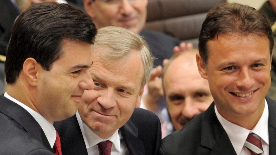 Албанският външен министър Лулзим Баша, генералният секретар на НАТО Яп де Хоп Схефер и хърватстият външен министър Гордан Яндркович, снимани преди близо година в Брюксел.
