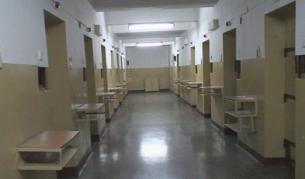 Около 400 затворници излизат на свобода