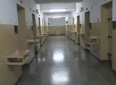 Около 400 затворници излизат на свобода