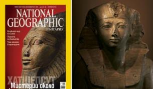 Леката заобленост на гърдите и деликатната брадичка намекват за нейния пол.