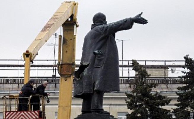 Взривиха паметник на Ленин в Санкт Петербург