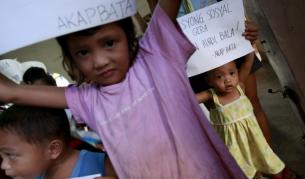 Протест на гладуващи деца във Филипините