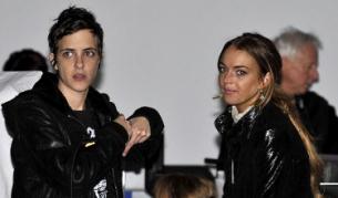 13 февруари: Линдзи Лоън (вдясно) и Саманта Ронсън на ревюто на Шарлът Ронсън в рамките на нюйоркската седмица на модата.