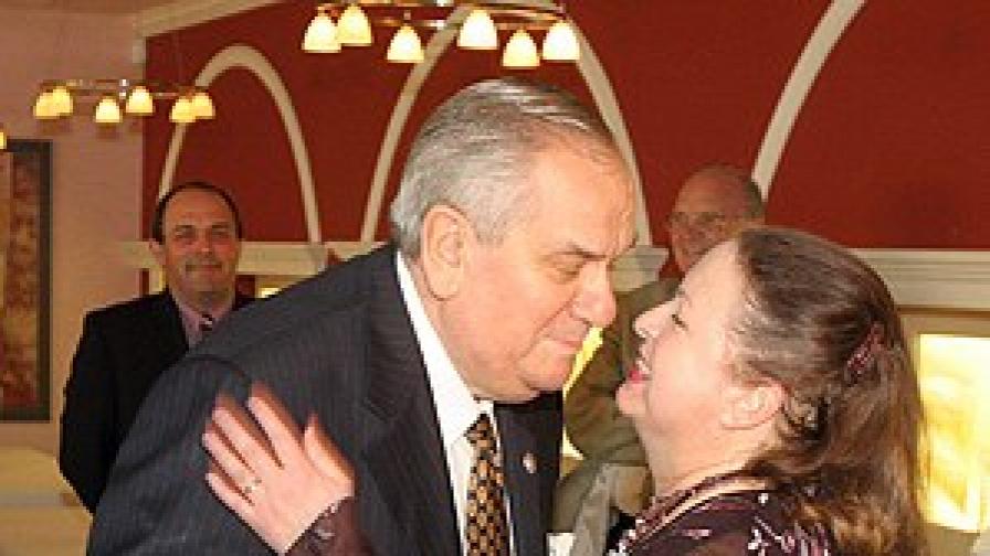 Проф. Шойлев и актрисата Ванча Дойчева на неговата 70-годишнина