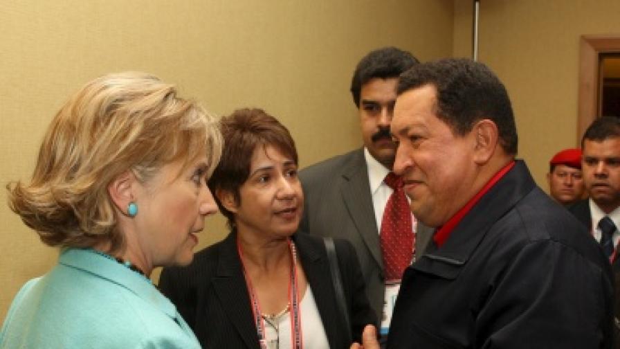 Държавният секретар на САЩ Хилари Клинтън разговаря по време на срещата с президента на Венецуела Уго Чавес