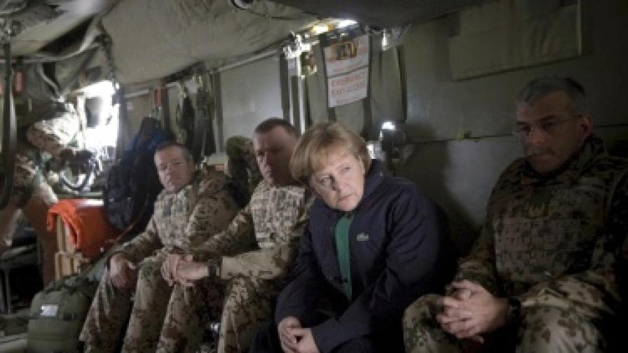 Германският канцлер Ангела Меркел на път да Афганистан