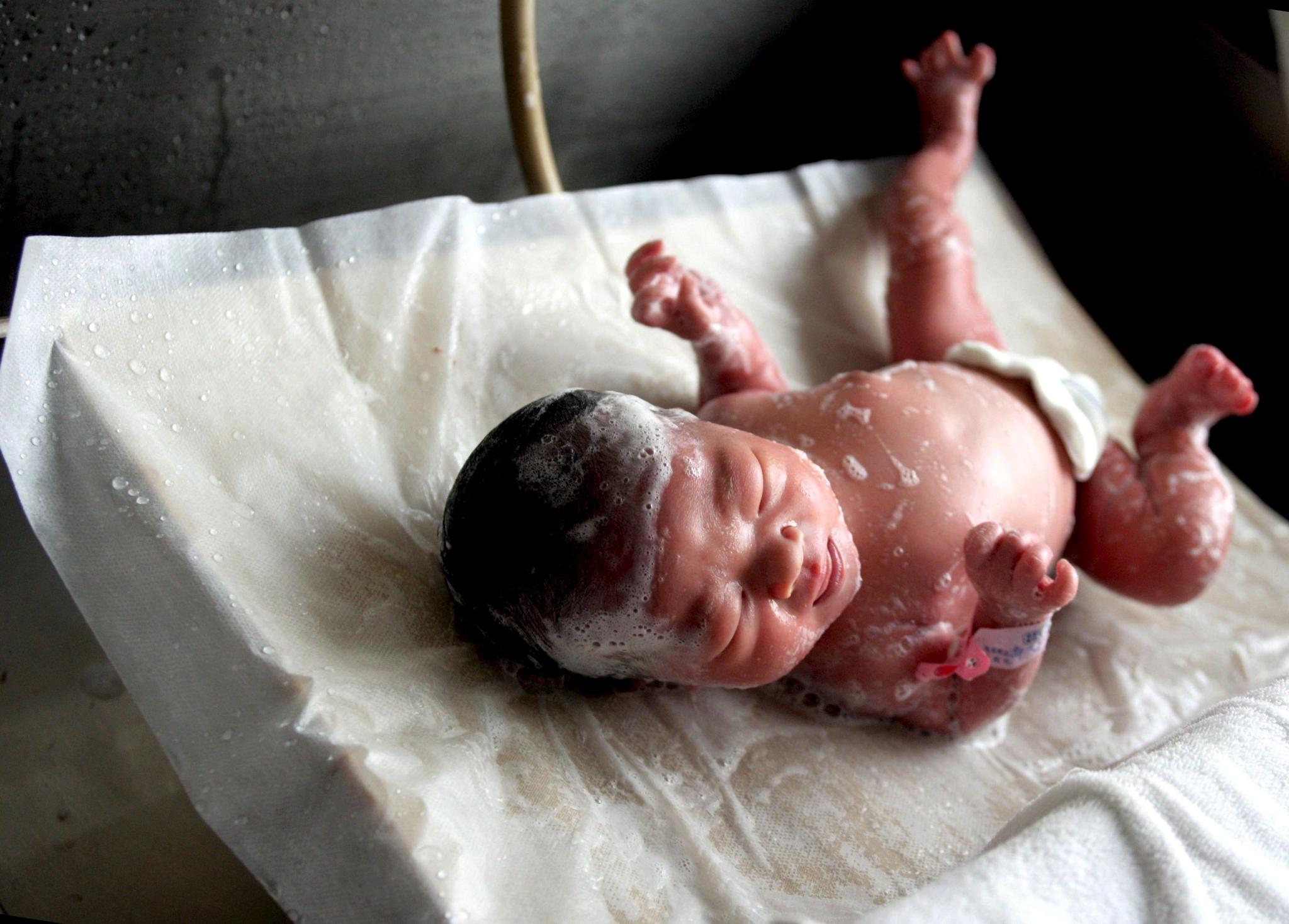 Баща изражда бебето си с помощта на YouTube