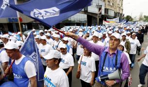 Работници от цялата страна протестираха в петък с искания за по-високи заплати