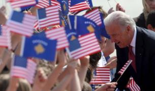 Така посрещнаха в Прищина вицепрезидента на САЩ Джо Байдън