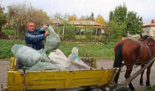 В търговишкото с. Баячево никога не е имало контейнери за смет. През 2007 г. бе назначен Методи Сомов, който с каруцата и коня си прибира отпадъците от вратите на хората и ги изхвърля на селското сметище.