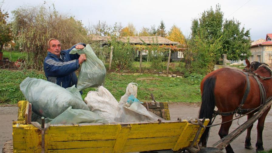 В търговишкото с. Баячево никога не е имало контейнери за смет. През 2007 г. бе назначен Методи Сомов, който с каруцата и коня си прибира отпадъците от вратите на хората и ги изхвърля на селското сметище.