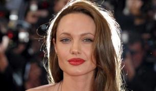 Анджелина Джоли е родена на 4 юни 1975 г.