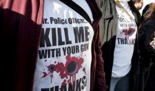 Фланелки с надпис "Г-н полицай, убийте ме с пистолета си, благодаря!" бяха част от протестите срещу убийството. По-ярко се запомниха обаче палежите и сблъсъците с полицията