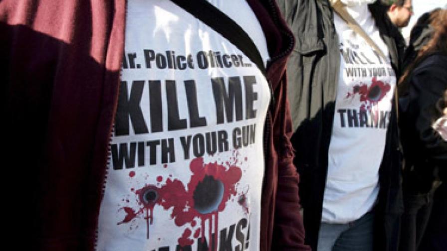 Фланелки с надпис "Г-н полицай, убийте ме с пистолета си, благодаря!" бяха част от протестите срещу убийството. По-ярко се запомниха обаче палежите и сблъсъците с полицията