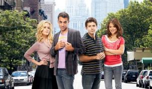 Действието в "Новият Купидон" е пренесено в Ню Йорк, където е командирован бог Ерос (вторият от ляво на дясно)