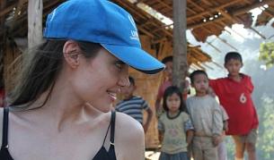 В началото на тази година Джоли, придружавана от Пит, бе на гости в бежански лагер в Тайланд.