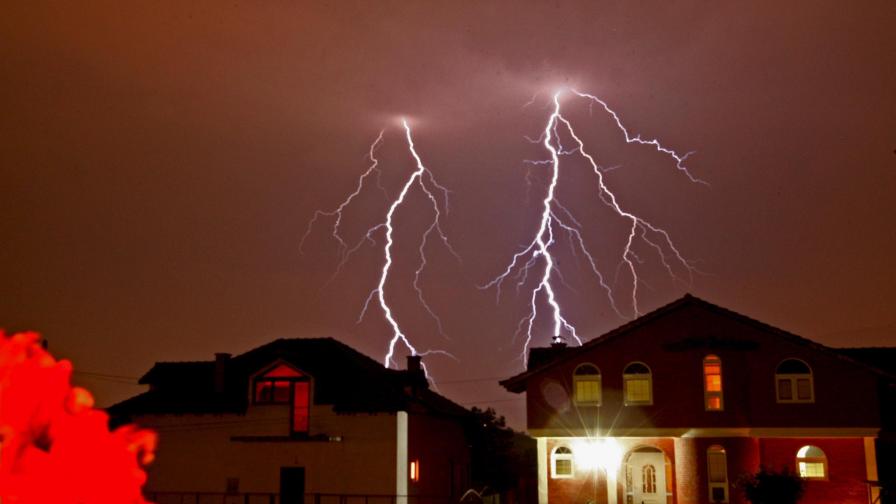 Синоптиците: Бури и валежи на много места в страната